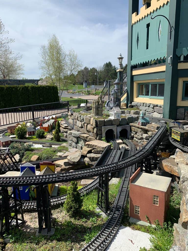 An impressive running train set